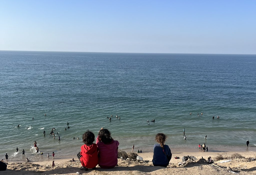 Warga Palestina terlihat berlibur ke pantai selama gencatan senjata berlangsung. Foto: X.com/abrahammatar