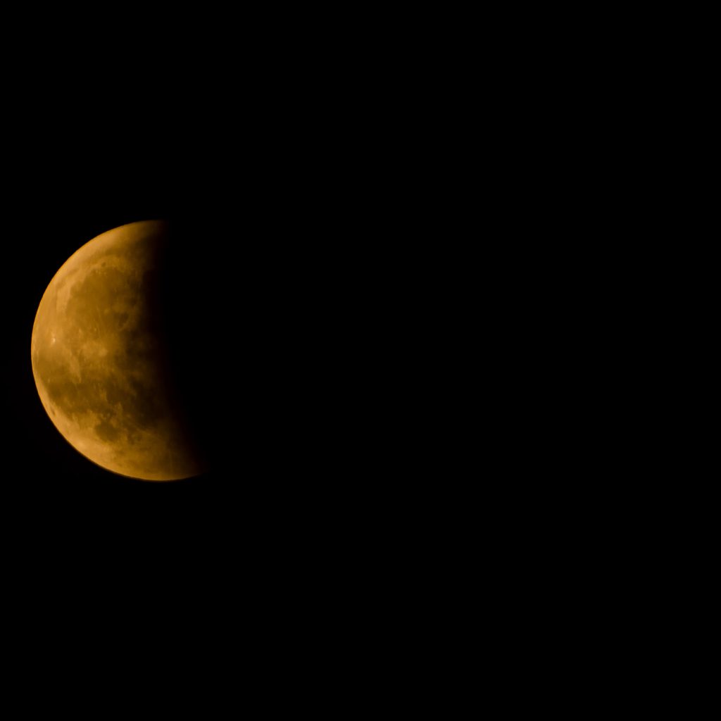Gerhana bulan sebagian terakhir akan hadir pada Oktober 2023. Foto: freepik.com/wirestock