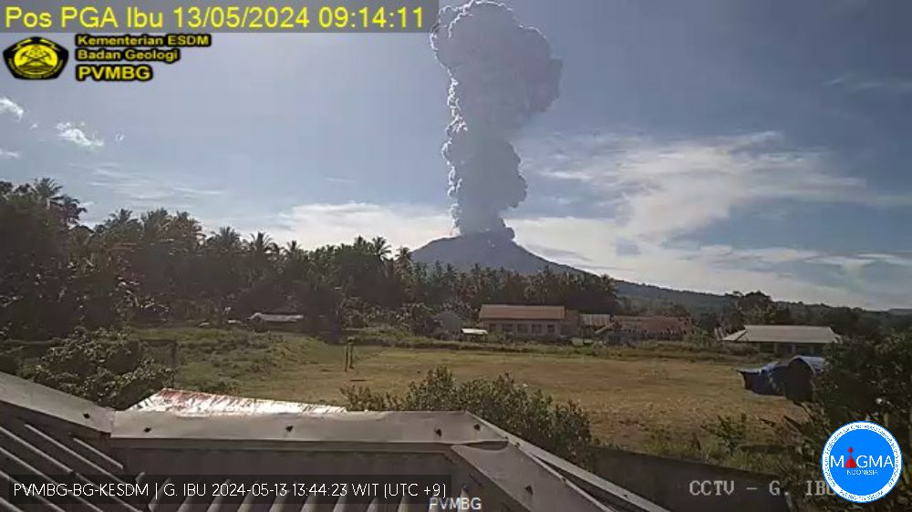 TUTURPEDIA - Gunung Ibu Lontarkan Abu Vulkanik Setinggi Lima Kilometer, PVMBG Imbau Warga untuk Waspada
