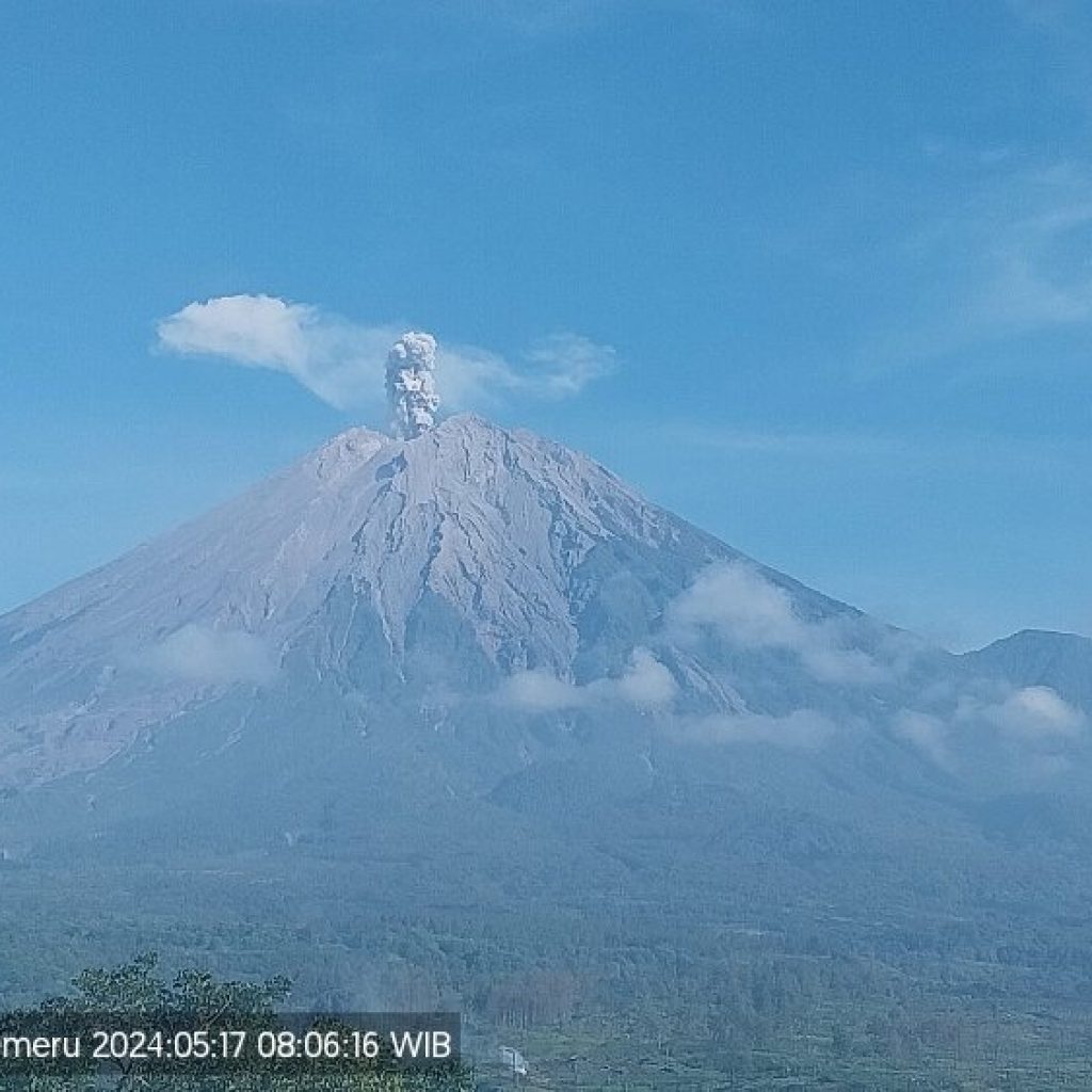 Masih Berstatus Siaga, Gunung Semeru Kembali Erupsi Lima Kali pada Jumat Pagi