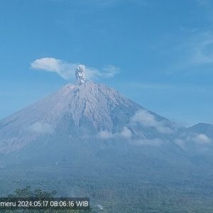 Masih Berstatus Siaga, Gunung Semeru Kembali Erupsi Lima Kali pada Jumat Pagi