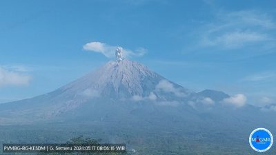Masih Berstatus Siaga, Gunung Semeru Kembali Erupsi Lima Kali pada Jumat Pagi
