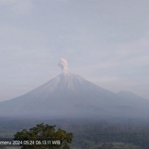 Gunung Semeru Alami Erupsi Enam Kali Sehari, PVMBG Imbau Masyarakat Tetap Waspada!