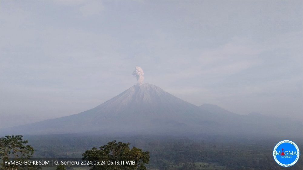 PVMBG menginformasikan Gunung Semeru erupsi enam kali pada hari Jumat. Foto: x.com/PVMBG_