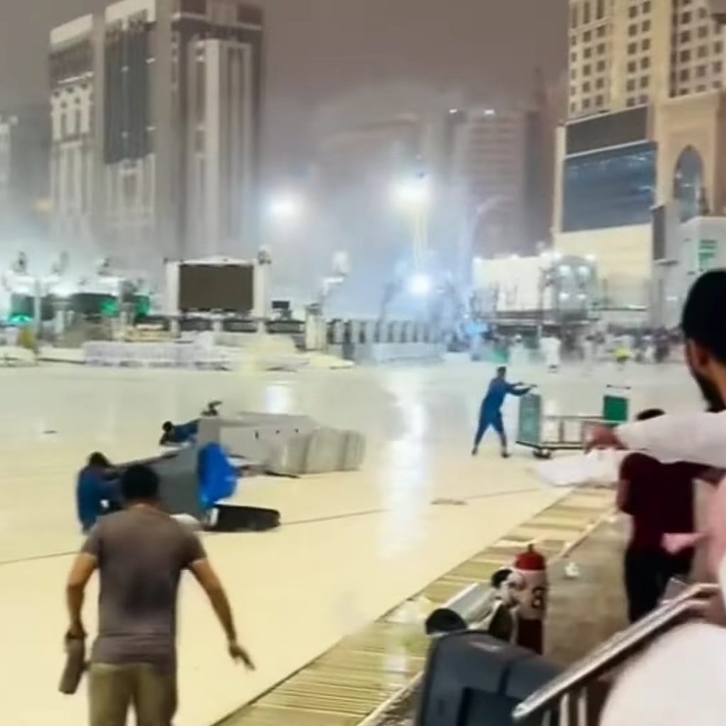Hujan Badai di Makkah, Jamaah Umroh Terjebak di Masjidil Haram