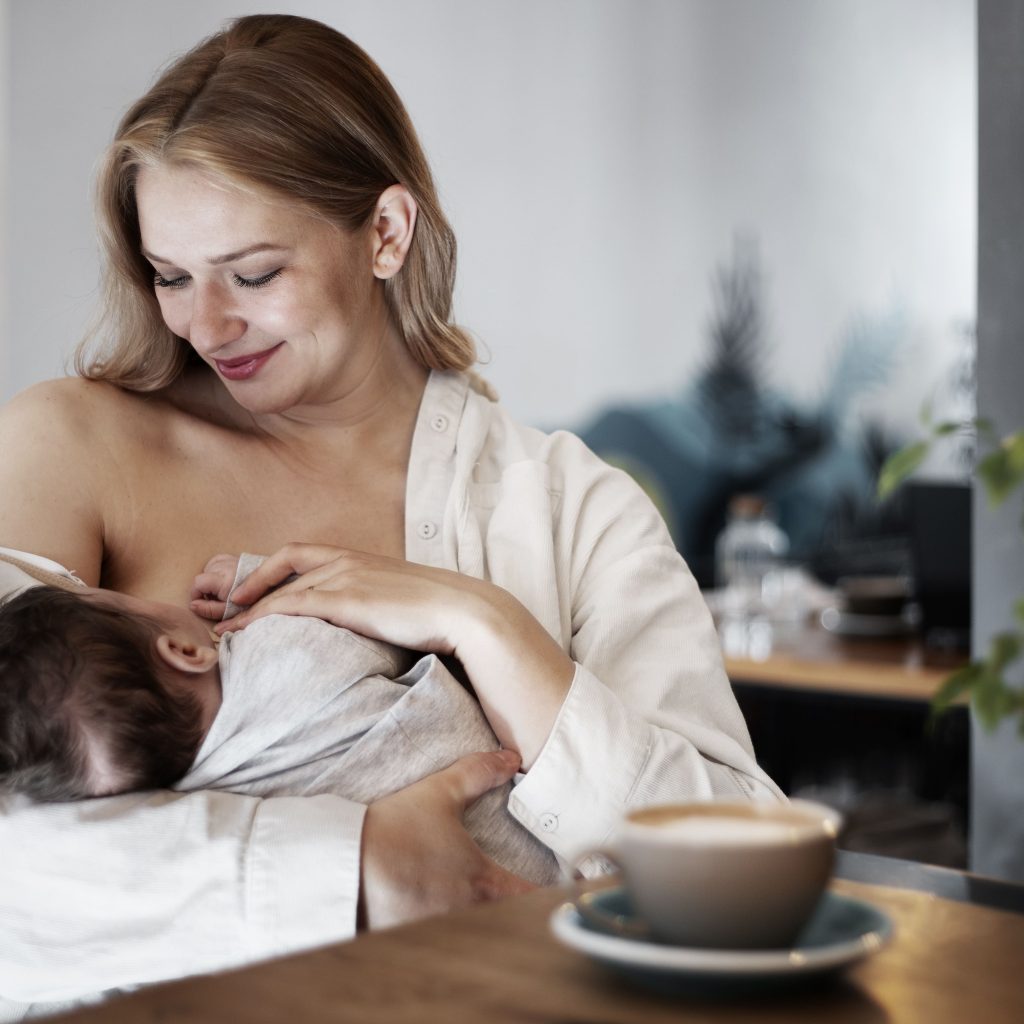 Ibu Menyusui Minum Kopi? Ini Dosis Harian yang Paling Aman!