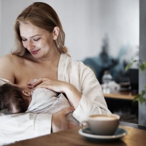 Ibu Menyusui Minum Kopi? Ini Dosis Harian yang Paling Aman!