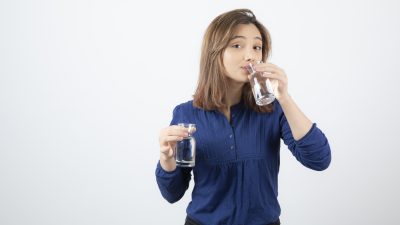 Minum Air Putih Bisa Turunkan Berat Badan? Simak 6 Fakta Ini!