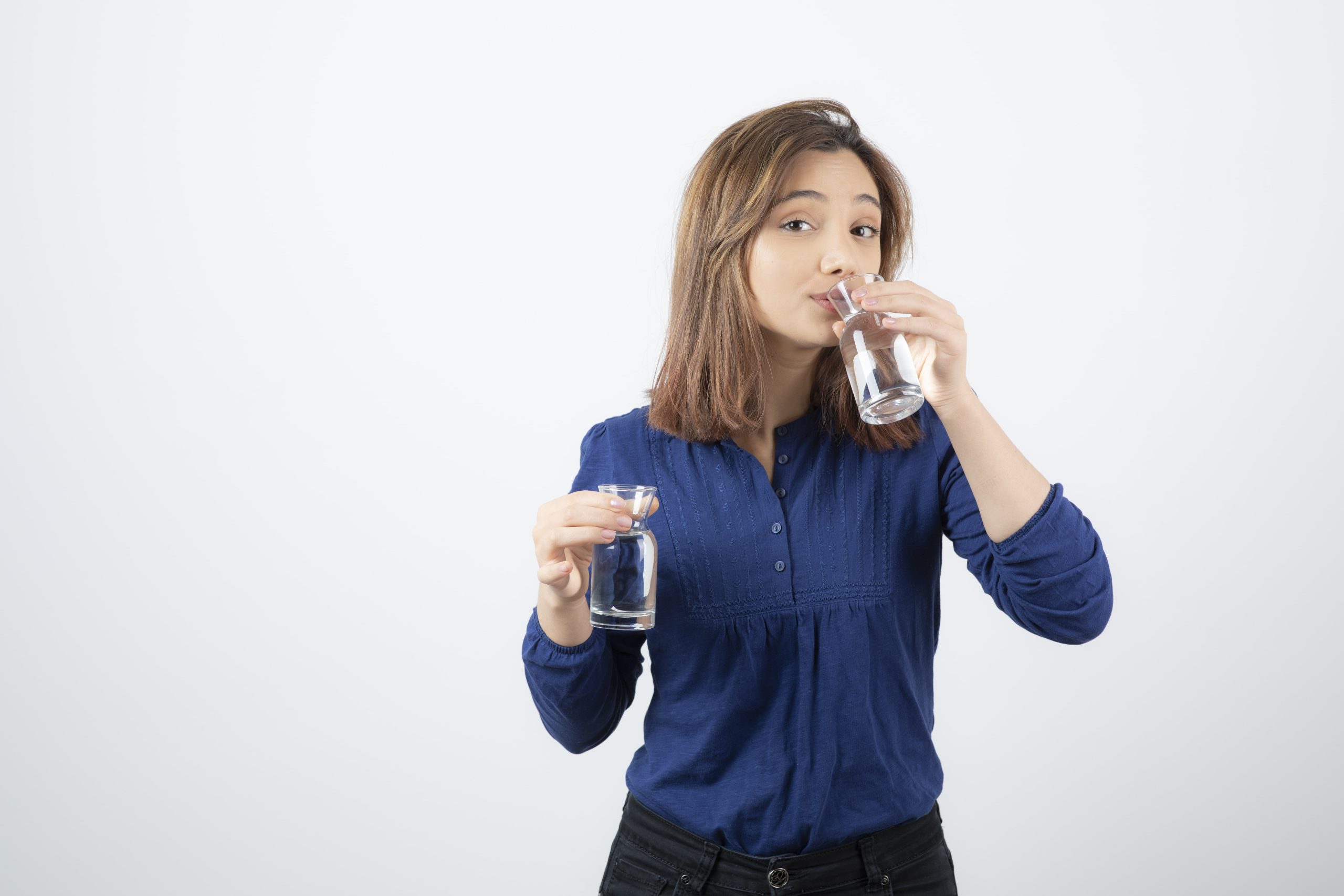 Simak 6 alasan yang menyebutkan air putih dapat menurunkan berat badan. FOTO: Freepik.com/azerbaijan_stockers