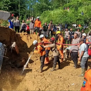 Longsor di Kabupaten Garut Sebabkan 3 Orang Meninggal Tertimbun Reruntuhan