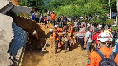 TUTURPEDIA - Longsor di Kabupaten Garut Sebabkan 3 Orang Meninggal Tertimbun Reruntuhan