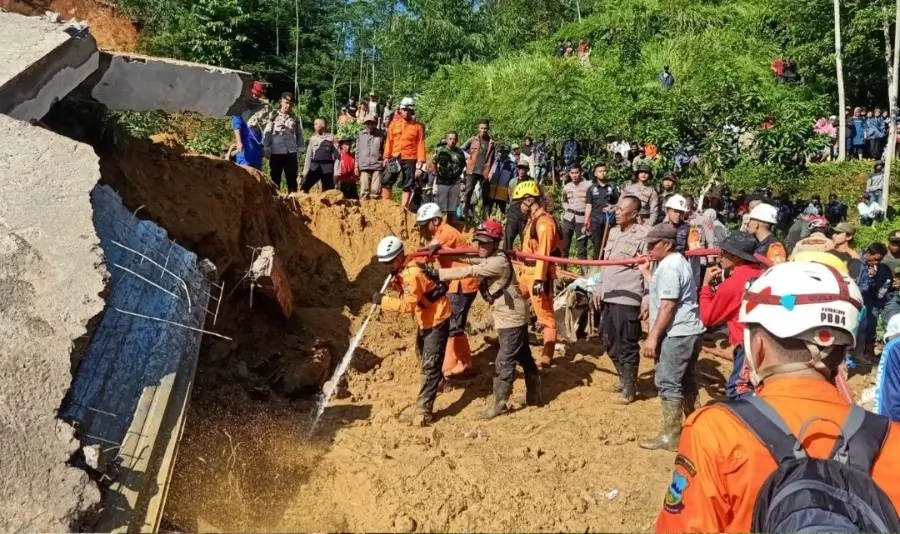 TUTURPEDIA - Longsor di Kabupaten Garut Sebabkan 3 Orang Meninggal Tertimbun Reruntuhan