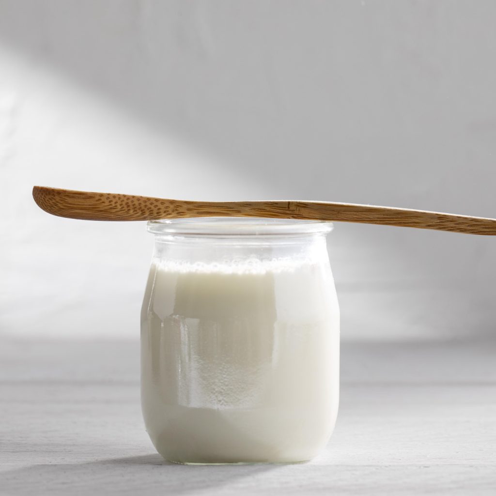 Ada banyak manfaat jika rutin mengonsumsi yoghurt. Foto: Freepik.com/freepik