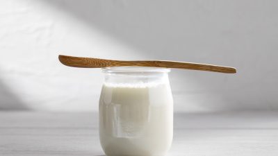 Ada banyak manfaat jika rutin mengonsumsi yoghurt. Foto: Freepik.com/freepik