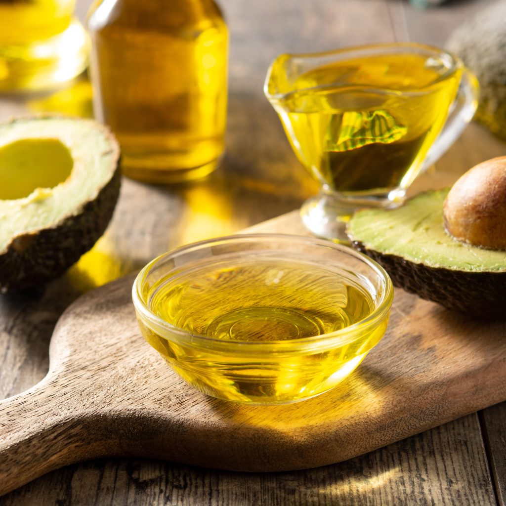 Mengenal lebih jauh avocado oil yang dipercaya memiliki manfaat untuk kesehatan. Foto: Freepik.com/chandlervid85