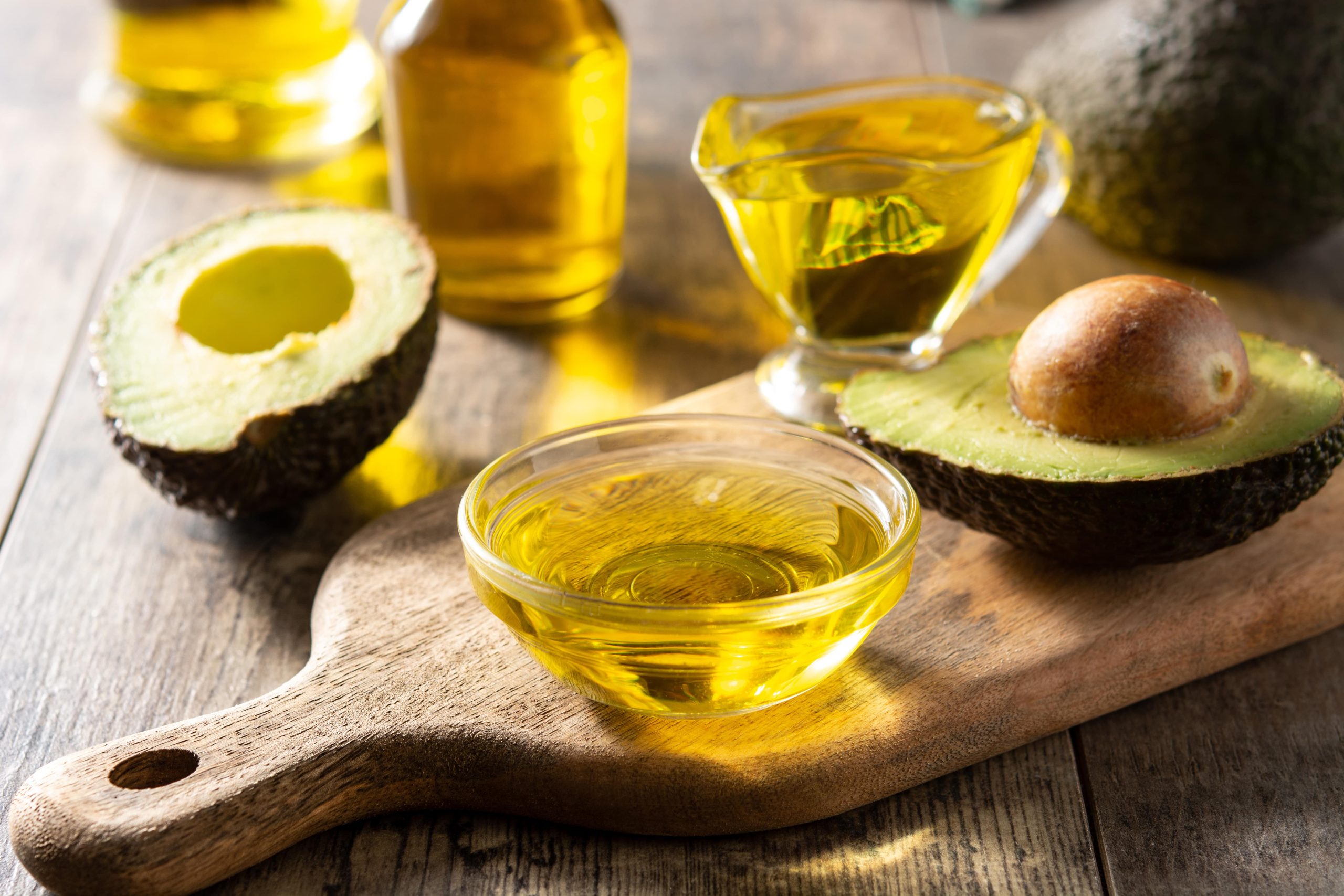 Mengenal lebih jauh avocado oil yang dipercaya memiliki manfaat untuk kesehatan. Foto: Freepik.com/chandlervid85