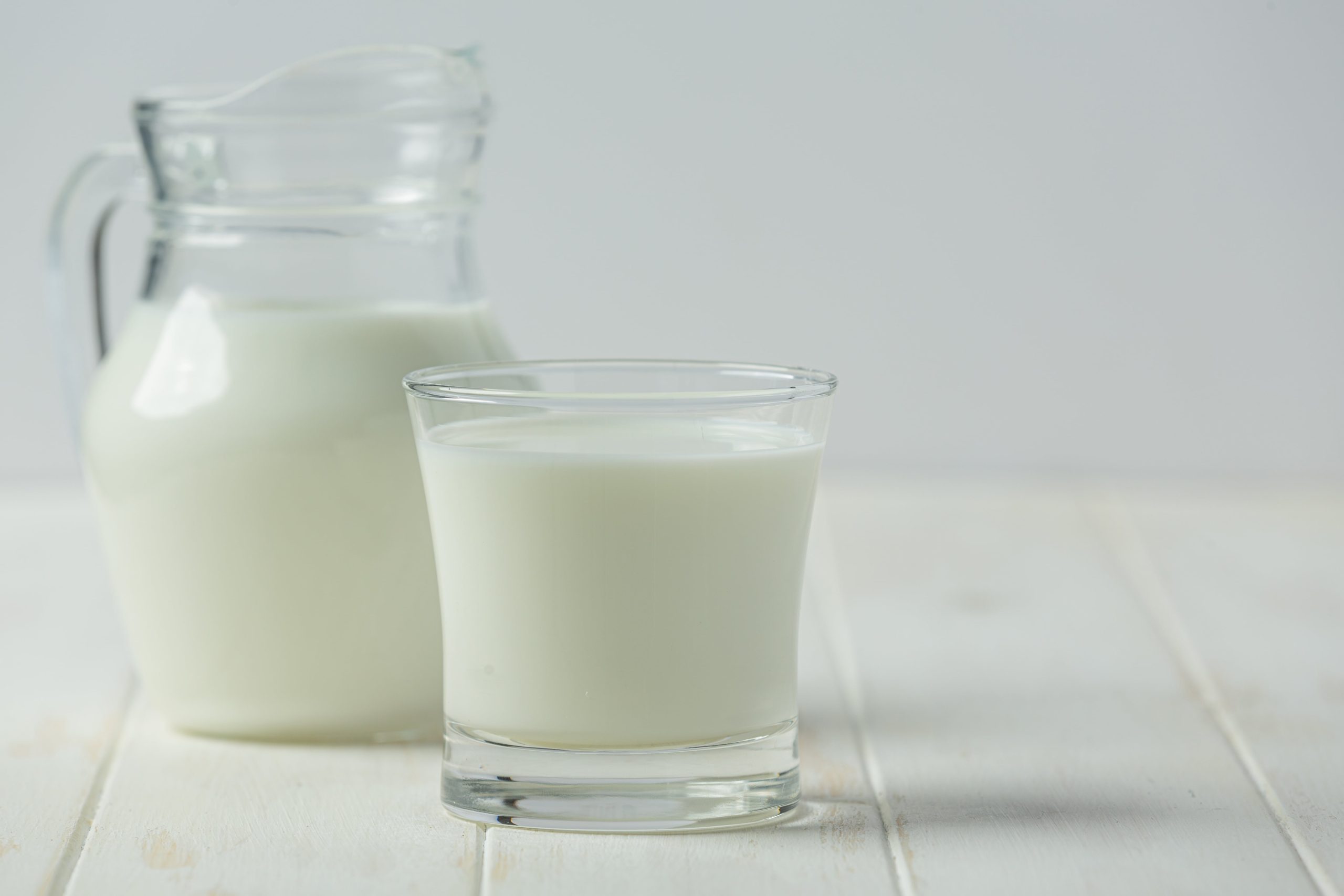 Low fat milk dan skim milk, mana yang lebih sehat untukmu? Foto: Freepik.