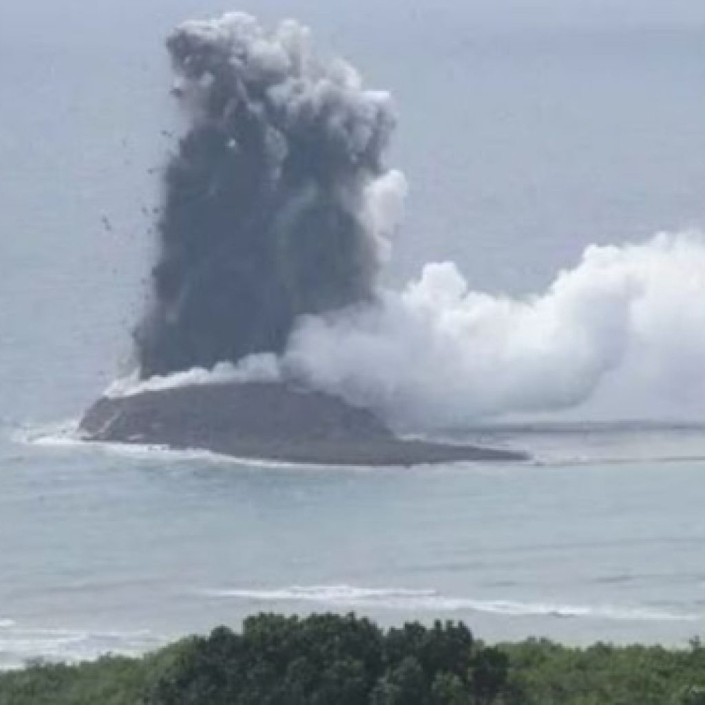 Pulau baru terlihat di pantai Iwo Jima, Jepang. Foto: X.com/TMIHARINI