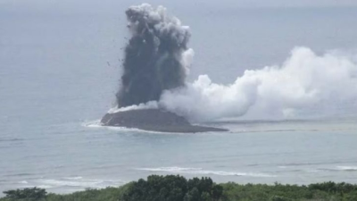 Pulau baru terlihat di pantai Iwo Jima, Jepang. Foto: X.com/TMIHARINI