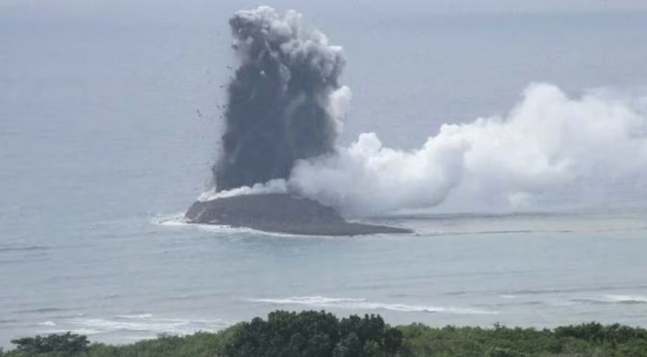 Pulau baru terlihat di pantai Iwo Jima, Jepang. Foto: X.com/TMIHARINI