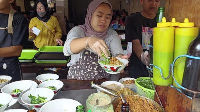 Suasana Mie Bangkalan di Bogor. Foto: YouTube Mikhaila Denisa