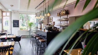 Tempat ngopi di Bogor yang nyaman dan homey hingga bikin pengunjung betah berlama-lama. Foto: Freepik.com/wirestock