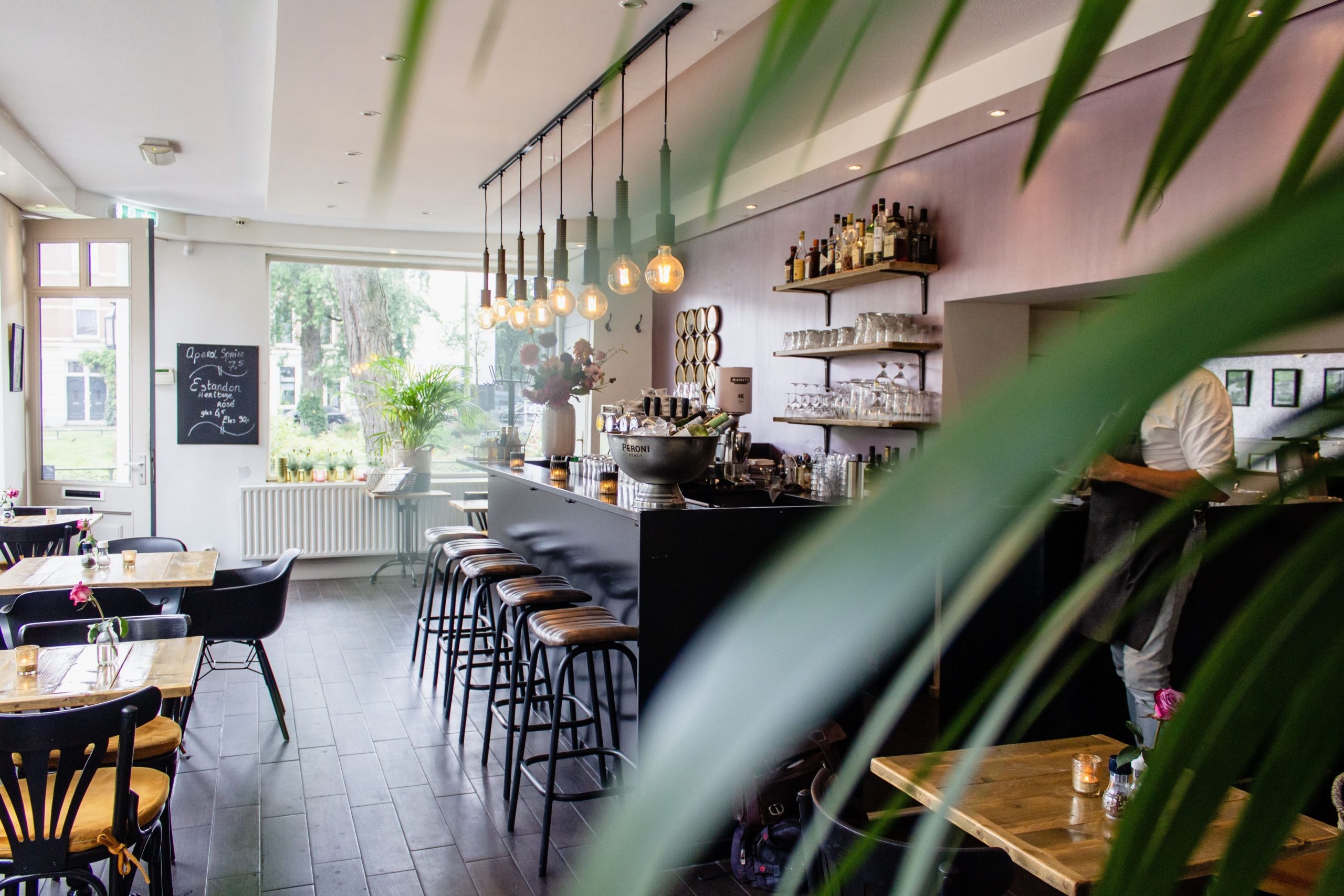 Tempat ngopi di Bogor yang nyaman dan homey hingga bikin pengunjung betah berlama-lama. Foto: Freepik.com/wirestock