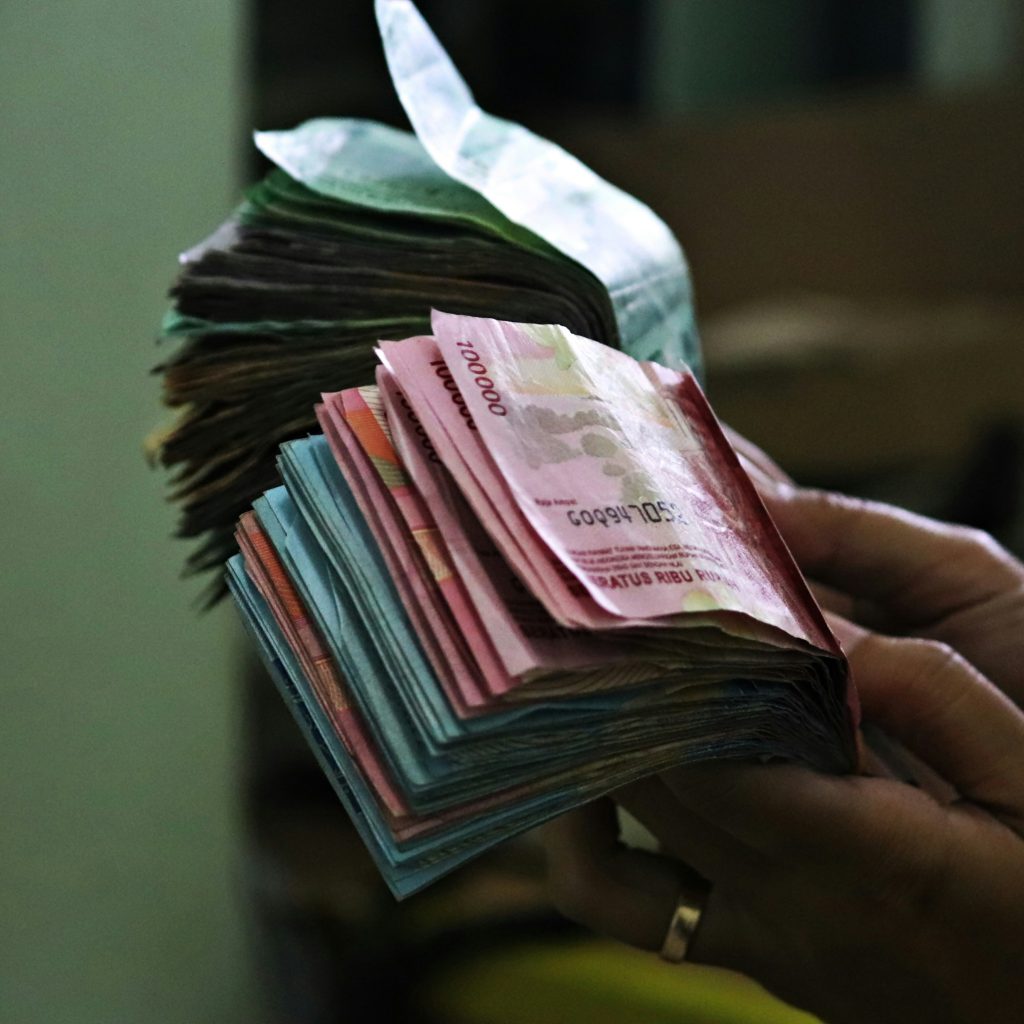 TUTURPEDIA - Rupiah Masih Tergelincir di Angka Rp16.244 per Dolar AS, Akankah BI Naikkan Suku Bunga?