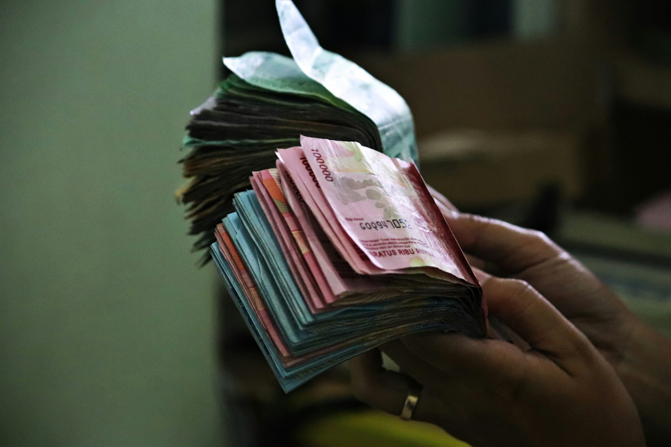 TUTURPEDIA - Rupiah Masih Tergelincir di Angka Rp16.244 per Dolar AS, Akankah BI Naikkan Suku Bunga?