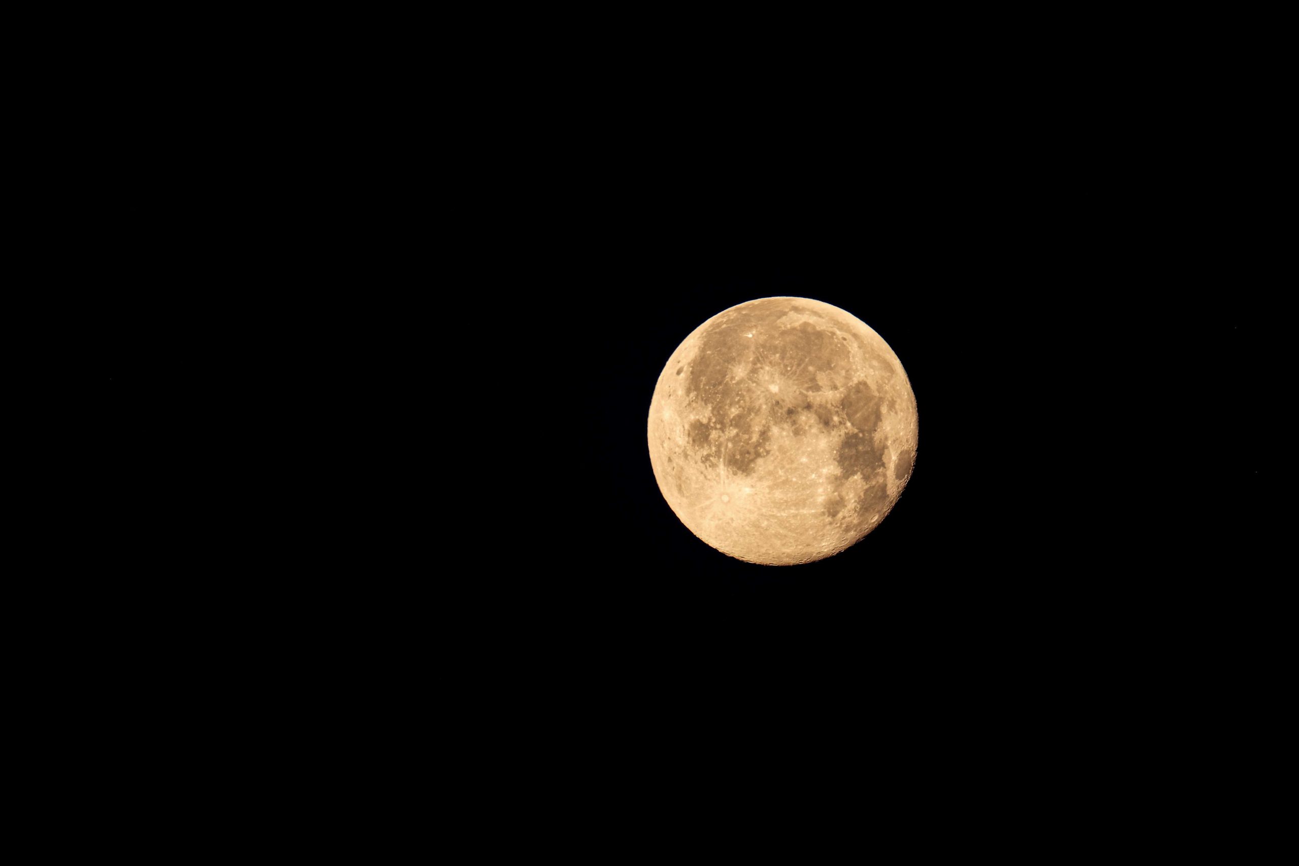 Fenomena Super Blue Moon masih akan terjadi sampai 31 Agustus 2023. Foto: Pexels.com/Francesco Ungaro