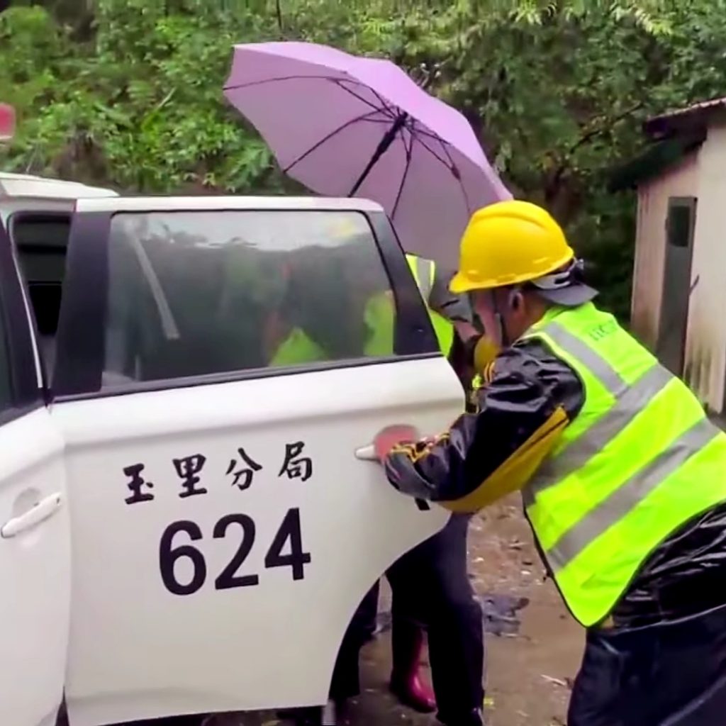 Warga wilayah selatan dan timur Taiwan dievakuasi akibat Topan Haikui. Foto: YouTube Reuters