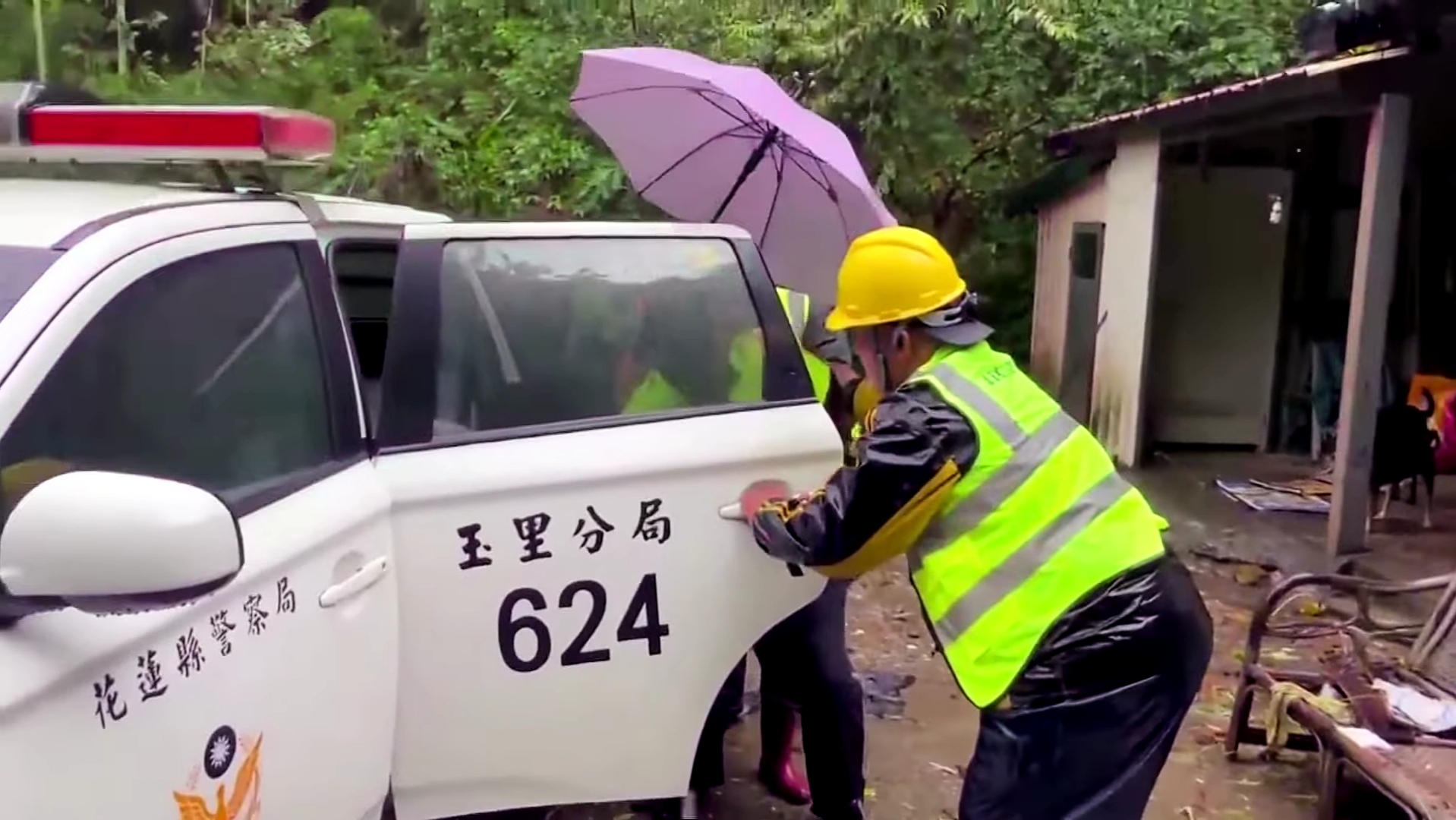 Warga wilayah selatan dan timur Taiwan dievakuasi akibat Topan Haikui. Foto: YouTube Reuters