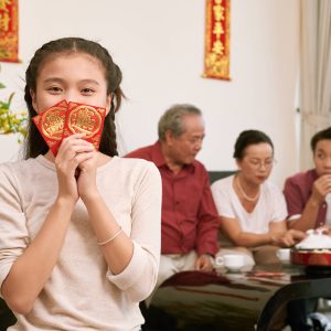 10 Tradisi Imlek yang Sarat Akan Makna, Bukan Cuma Kasih Angpao!