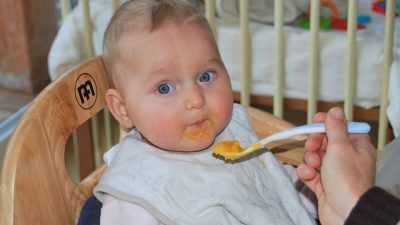 TUTURPEDIA - Anak Lepeh Makanan Saat Awal MPASI? Ini Penjelasan Ahli Gizi dr Tan Shot Yen