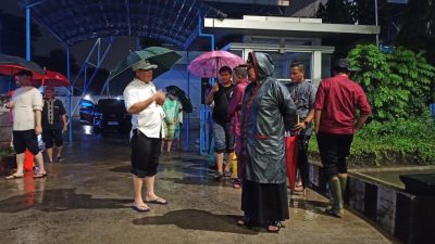 TUTURPEDIA - Wali Kota Semarang Tinjau Sejumlah Titik Terdampak Banjir, Imbau Masyarakat Tak Panik atas Pemadaman Listrik