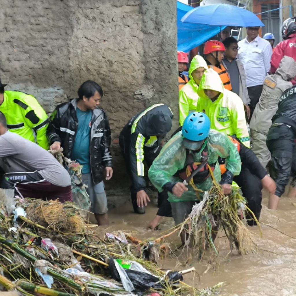 Aparat membantu evakuasi warga Sukabumi yang terkena banjir bandang. Foto: x.com/POLRES_PASER