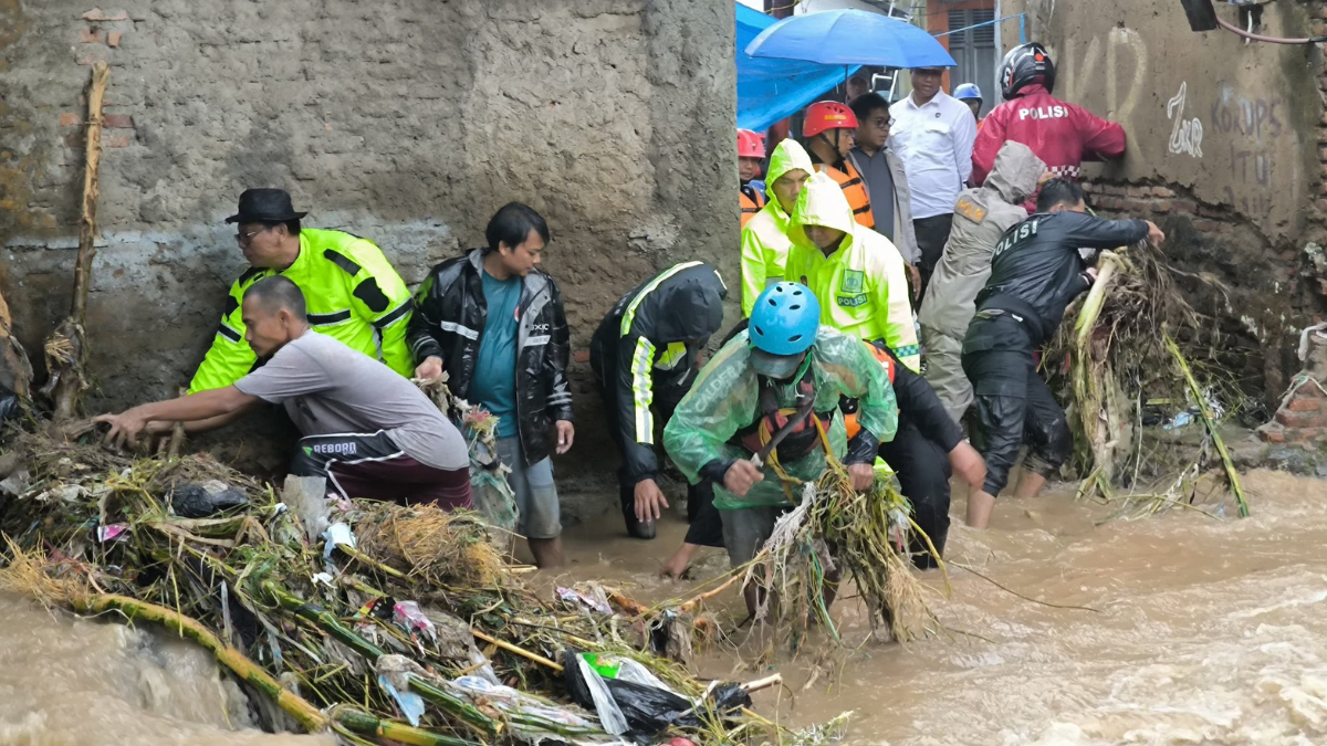 Aparat membantu evakuasi warga Sukabumi yang terkena banjir bandang. Foto: x.com/POLRES_PASER