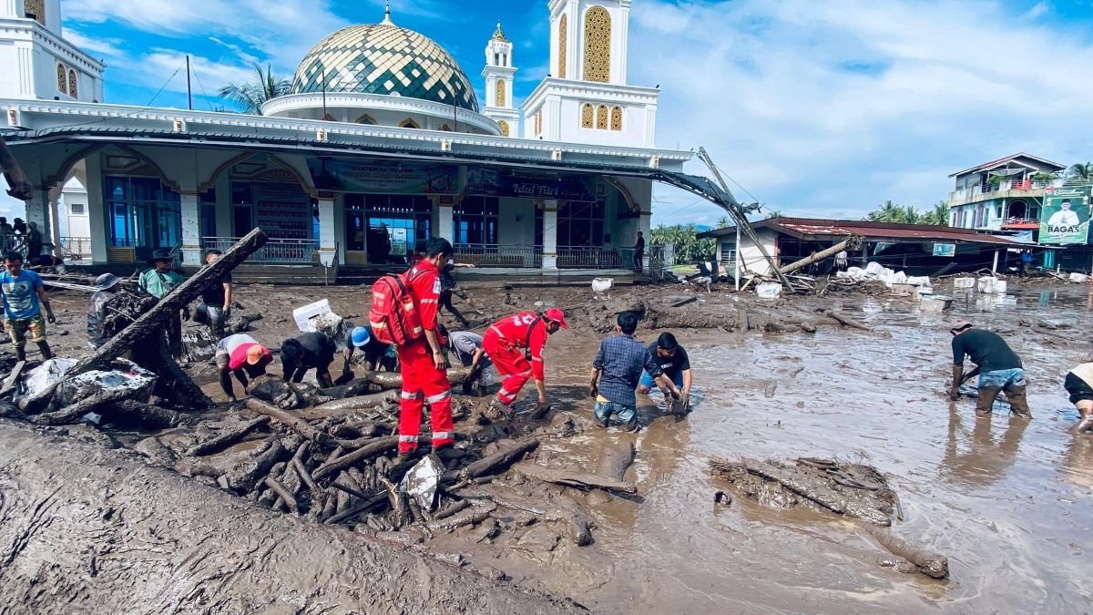 Korban meninggal dunia akibat banjir bandang di Sumatra Barat mencapai 50 orang. Foto: x.com/HerryFTanjung