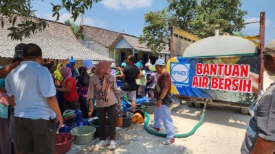 TUTURPEDIA - Dampak Kekeringan, APINDO Kabupaten Blora Beri Puluhan Ribu Liter Air Bersih