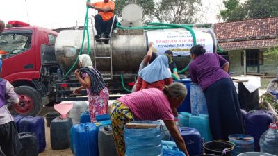 TUTURPEDIA - FIF Group Bersama PWI Blora Salurkan Bantuan Air Bersih untuk Warga Terdampak Kekeringan