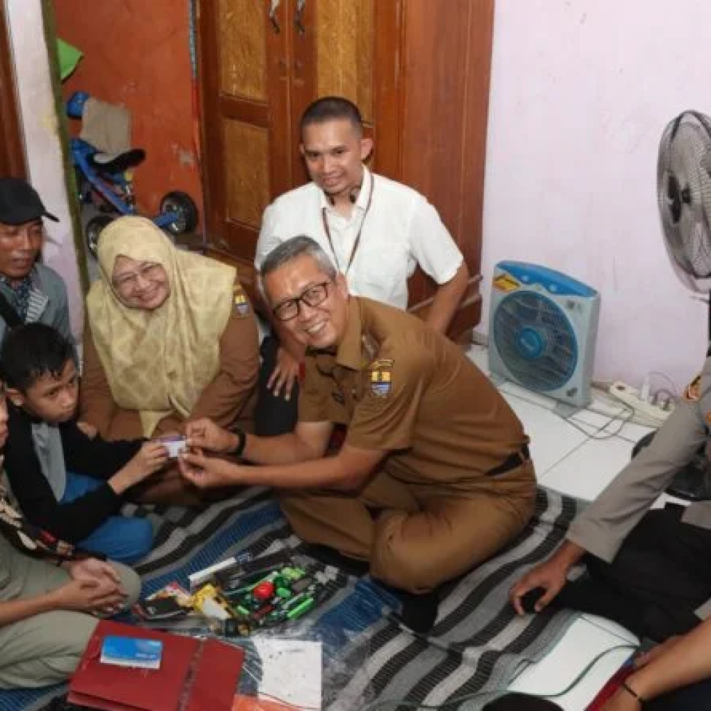Puput Hariadi sampaikan bantuan dari Presiden Jokowi untuk Arya. Foto: TribrataNews Polres Cirebon