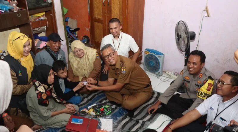 Puput Hariadi sampaikan bantuan dari Presiden Jokowi untuk Arya. Foto: TribrataNews Polres Cirebon