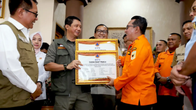 Kepala BNPB Suharyanto memberikan simbolis dukungan bantuan penanganan darurat. Foto: Laman BNPB