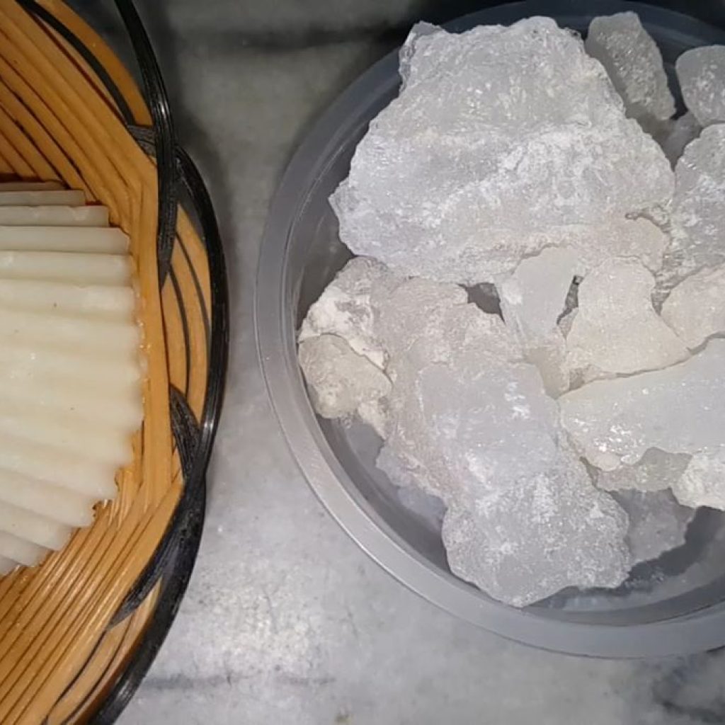 Asal muasal dan manfaat batu tawas. Foto: Tangkapan Layar Youtube SoapUp Herbalist