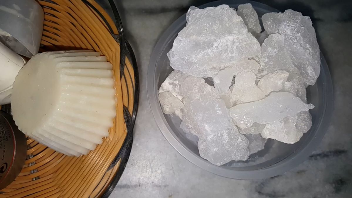 Asal muasal dan manfaat batu tawas. Foto: Tangkapan Layar Youtube SoapUp Herbalist