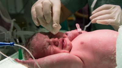 Pemahaman tentang metode melahirkan water birth. Foto: freepik.com