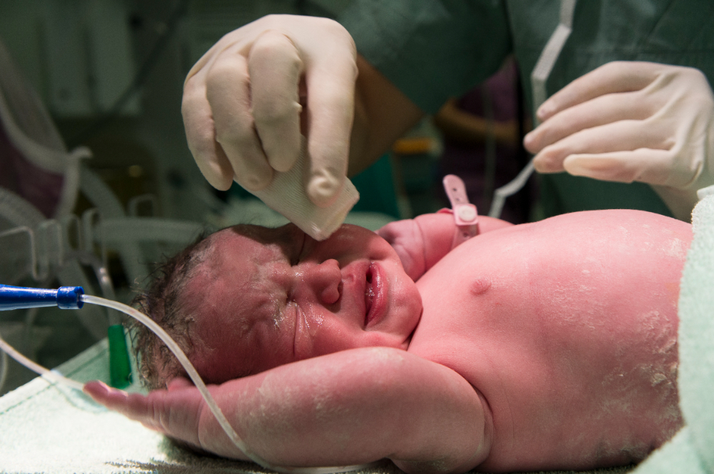 Pemahaman tentang metode melahirkan water birth. Foto: freepik.com