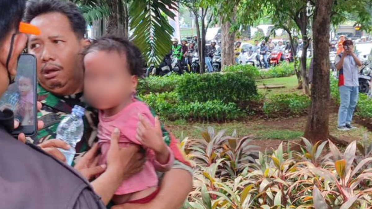 Korban penyanderaan di Pospol Pejaten yang berhasil diselamatkan. Foto: x.com/mzaliefuddin