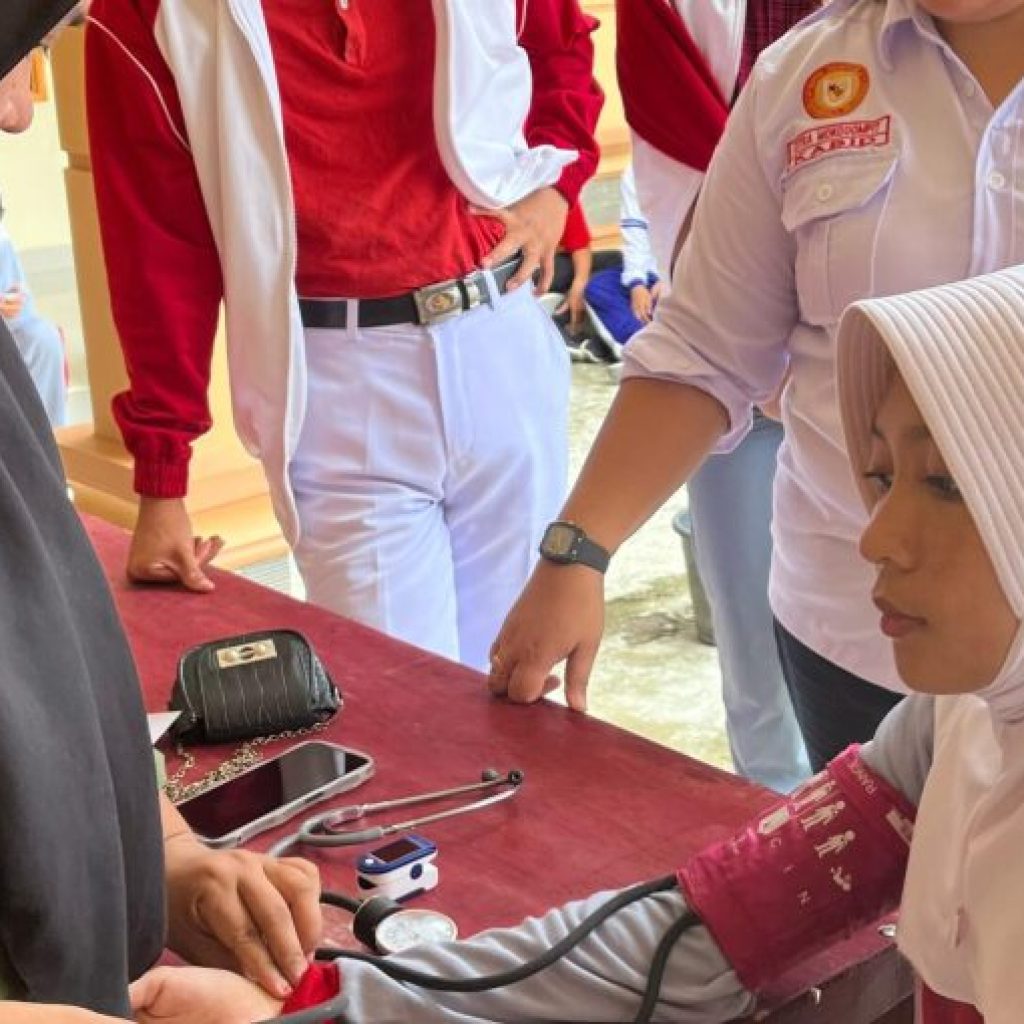 Nakes Bolmong melakukan pemeriksaan kesehatan calon Paskibraka 2024. Foto: Istimewa