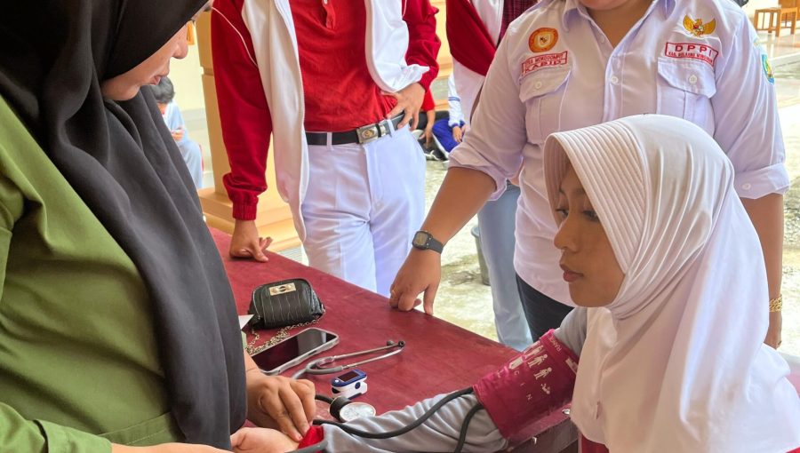 Nakes Bolmong melakukan pemeriksaan kesehatan calon Paskibraka 2024. Foto: Istimewa